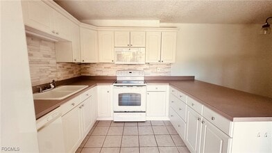 1715 Park Meadows Dr in Ft. Myers, FL - Foto de edificio - Building Photo