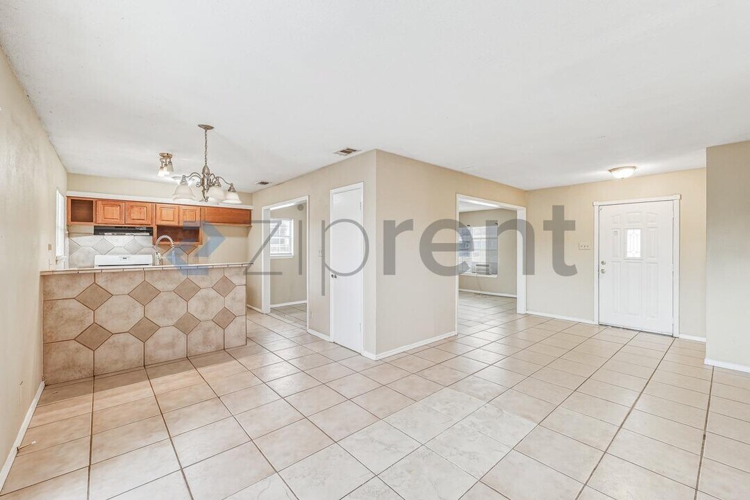 6916 Shady Grove Dr in San Antonio, TX - Building Photo