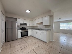 6104 SW 12 Pl in Gainesville, FL - Building Photo - Building Photo