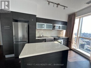 386 Yonge St in Toronto, ON - Building Photo - Building Photo