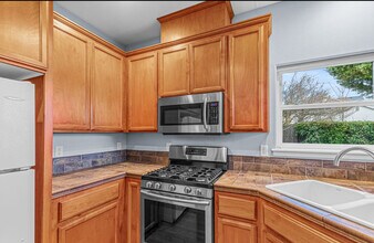 2008 Deer Pointe Ct in Medford, OR - Building Photo - Building Photo