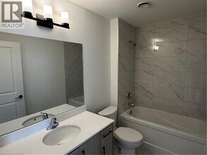 461 Green Rd in Hamilton, ON - Building Photo - Building Photo