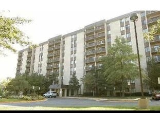 3101 S Manchester St, Unit Woodlake towers in Falls Church, VA - Building Photo - Building Photo