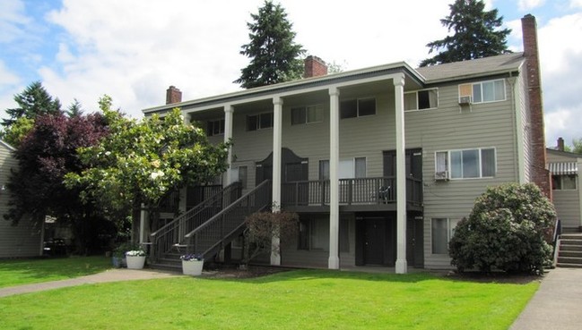 Tara West Apartments in Milwaukie, OR - Foto de edificio - Building Photo