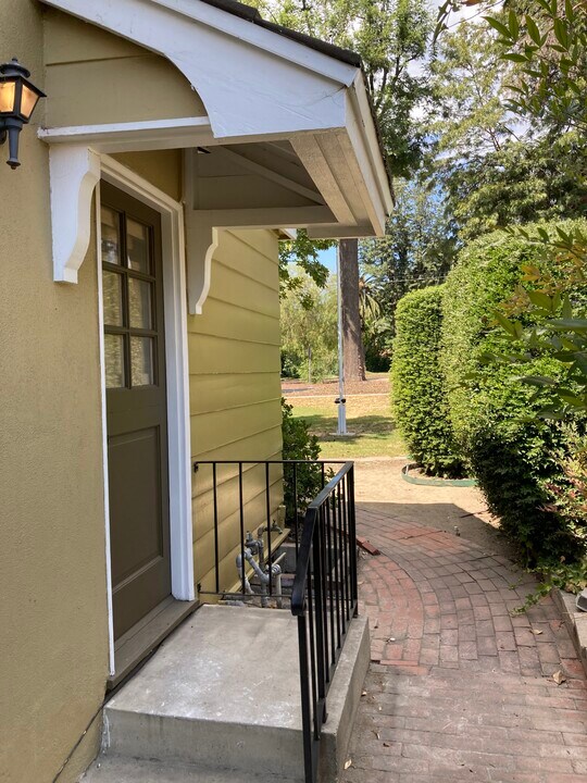 1680 N Euclid Ave in Upland, CA - Foto de edificio