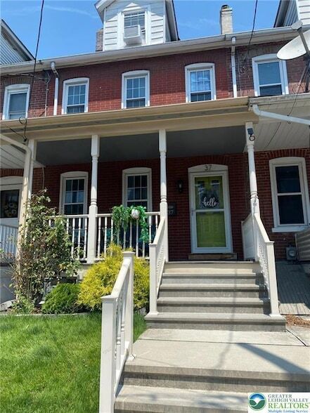 37 E Evergreen St in Nazareth, PA - Building Photo