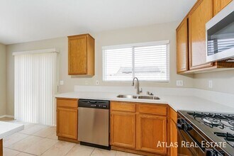 617 Lava Beds Way in North Las Vegas, NV - Building Photo - Building Photo