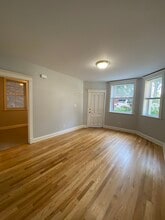 2726 W Wellington Ave, Unit B in Chicago, IL - Foto de edificio - Building Photo