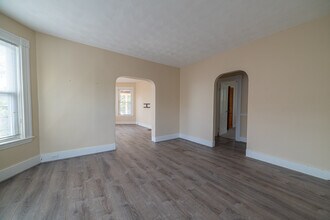 21 Granville Ave, Unit Apt 2 in Malden, MA - Foto de edificio - Building Photo