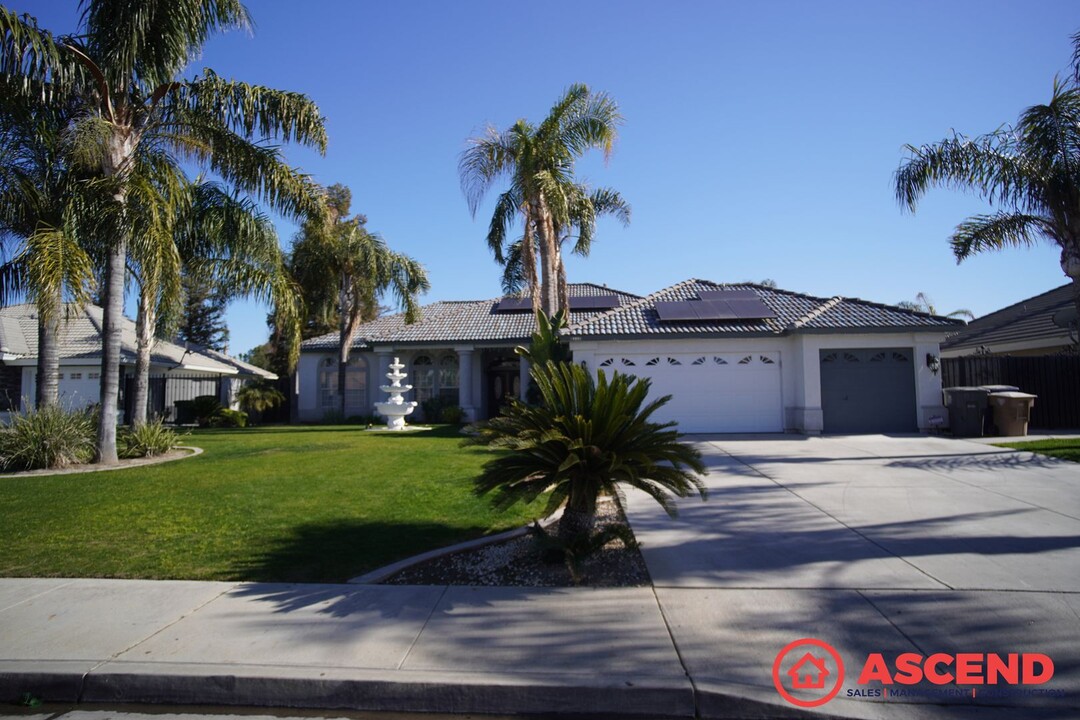 8112 Rockhampton Dr in Bakersfield, CA - Building Photo