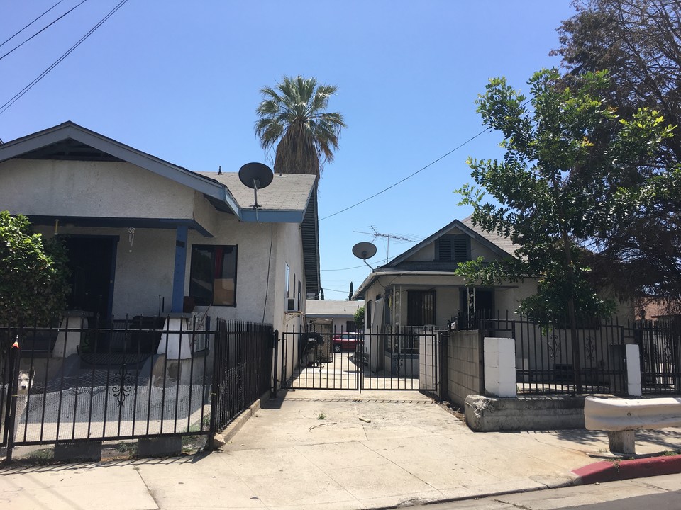 1910 Mozart St in Los Angeles, CA - Foto de edificio