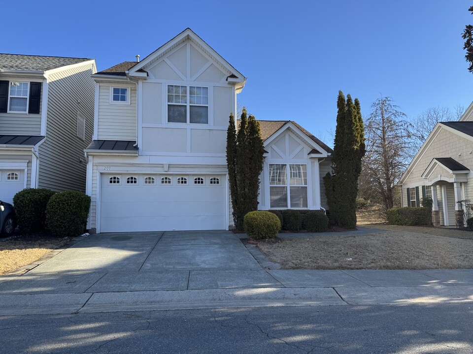 207 Courthouse Dr in Morrisville, NC - Building Photo