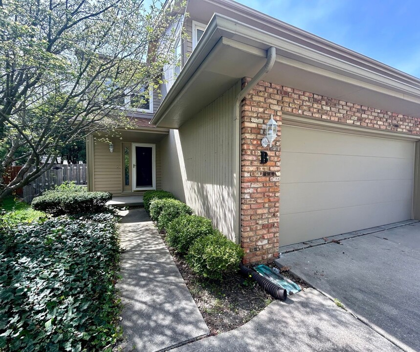 403 Cheshire Dr in Bloomington, IL - Building Photo