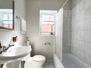 951 W Cornelia Ave, Unit B1 in Chicago, IL - Building Photo - Building Photo