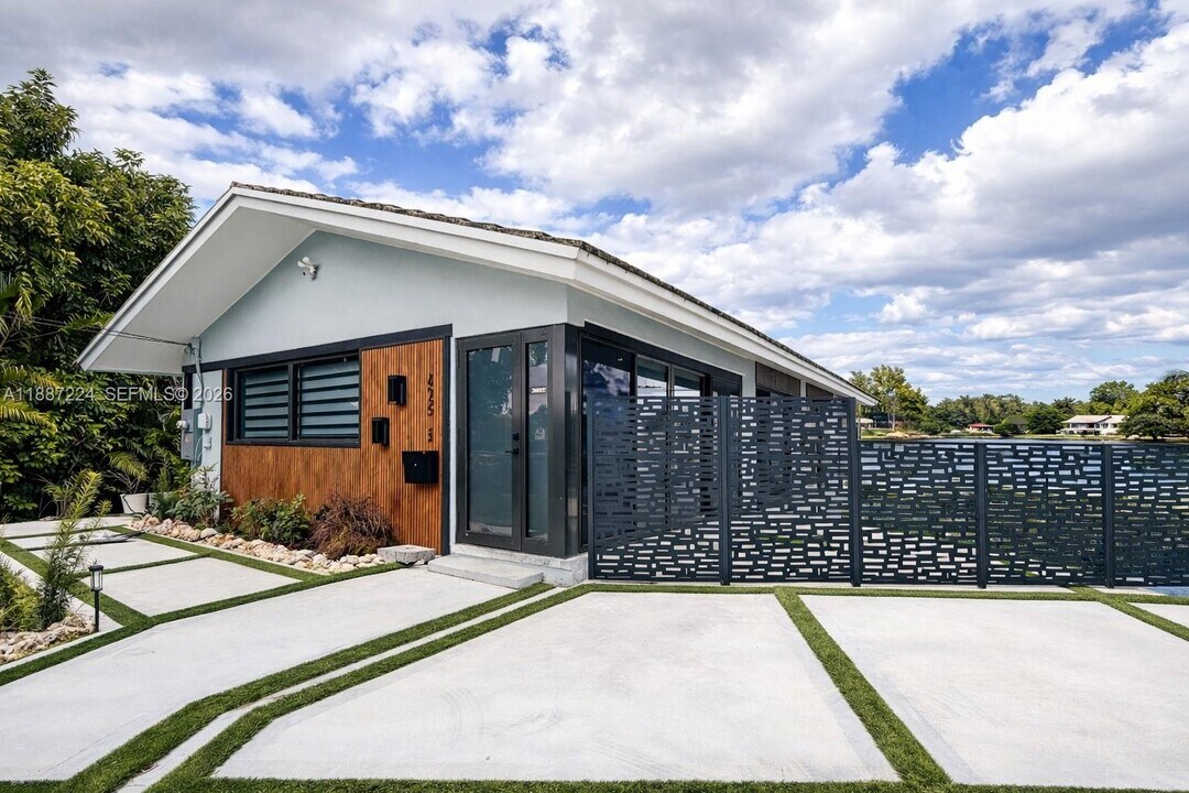 425 NE 103rd St in Miami Shores, FL - Building Photo