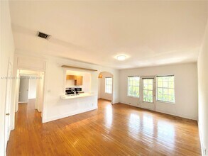 700 W 51st St in Miami Beach, FL - Building Photo - Building Photo