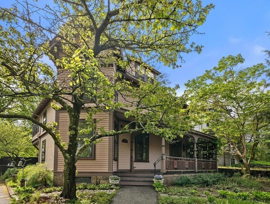 44 High St in Brookline, MA - Building Photo