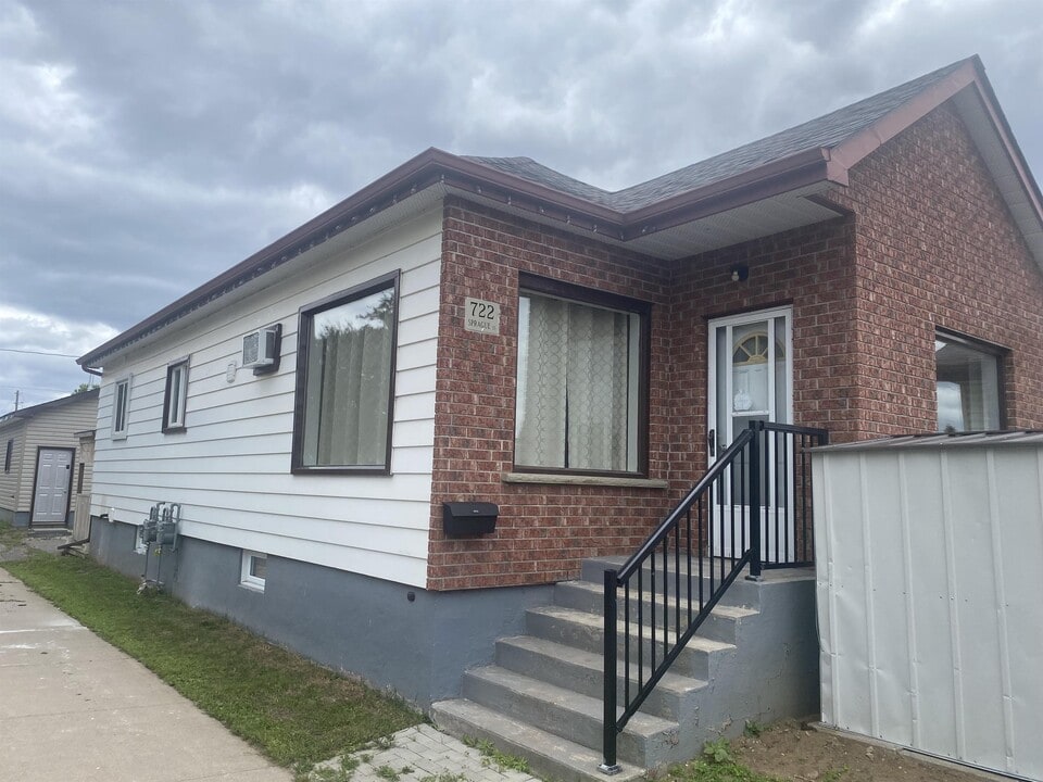 722 Sprague St in Thunder Bay, ON - Building Photo