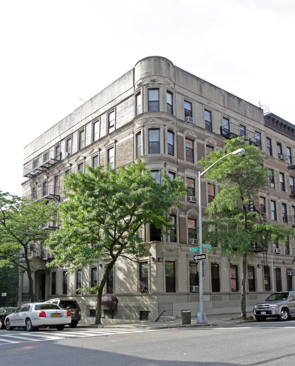 82-92 Manhattan Ave in New York, NY - Building Photo