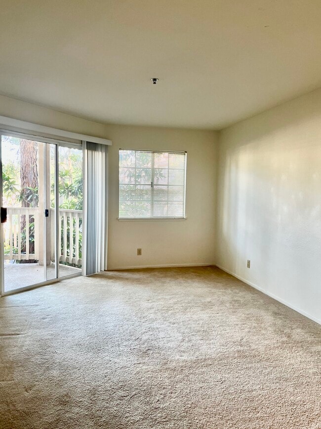 631 Oak Run Trl, Unit 303 in Oak Park, CA - Building Photo - Building Photo