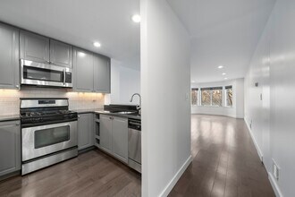 417 Ellery Ct, Unit 417 in Edgewater, NJ - Building Photo - Building Photo