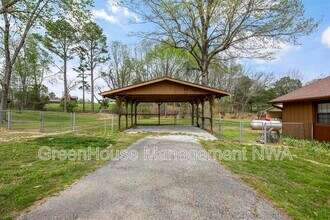8392 S Lakeshore Dr in Rogers, AR - Building Photo - Building Photo
