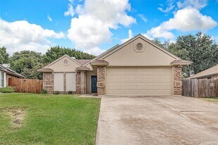 120 N Flaxseed Ln in Fort Worth, TX - Building Photo