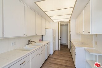 11805 Mayfield Ave in Los Angeles, CA - Building Photo - Building Photo