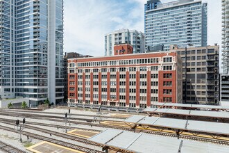 Polk Street Station in Chicago, IL - Foto de edificio - Building Photo