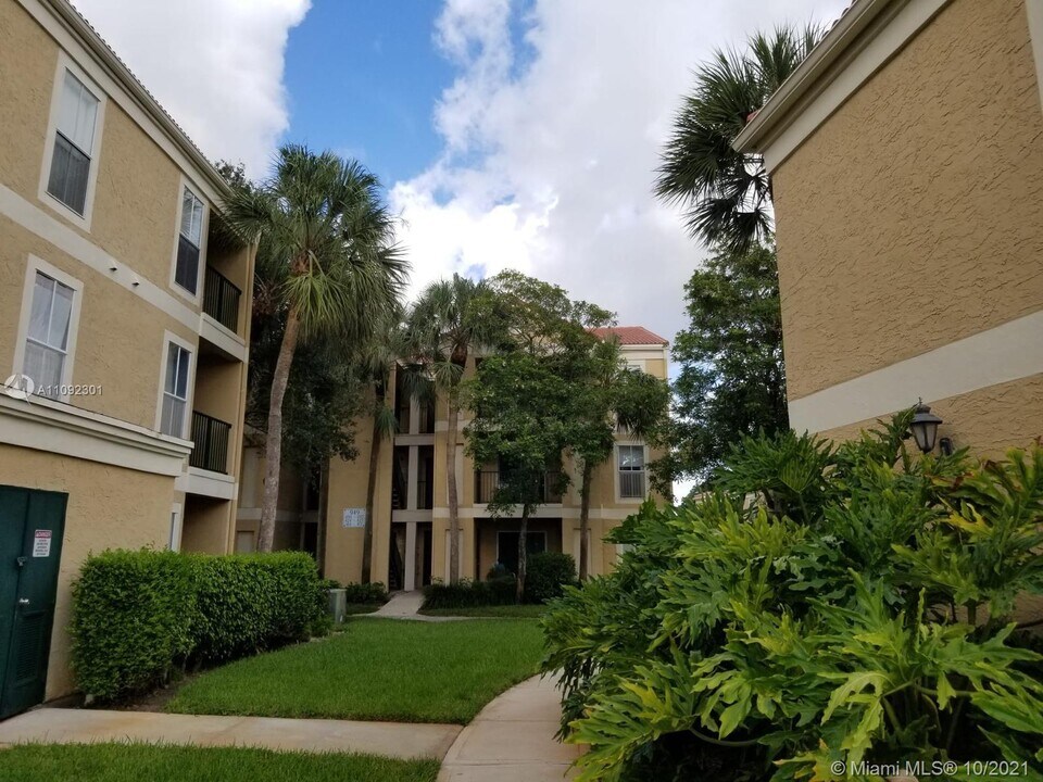 949 Riverside Dr-Unit -421 in Coral Springs, FL - Building Photo