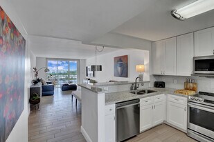 3581 S Ocean Blvd in South Palm Beach, FL - Building Photo