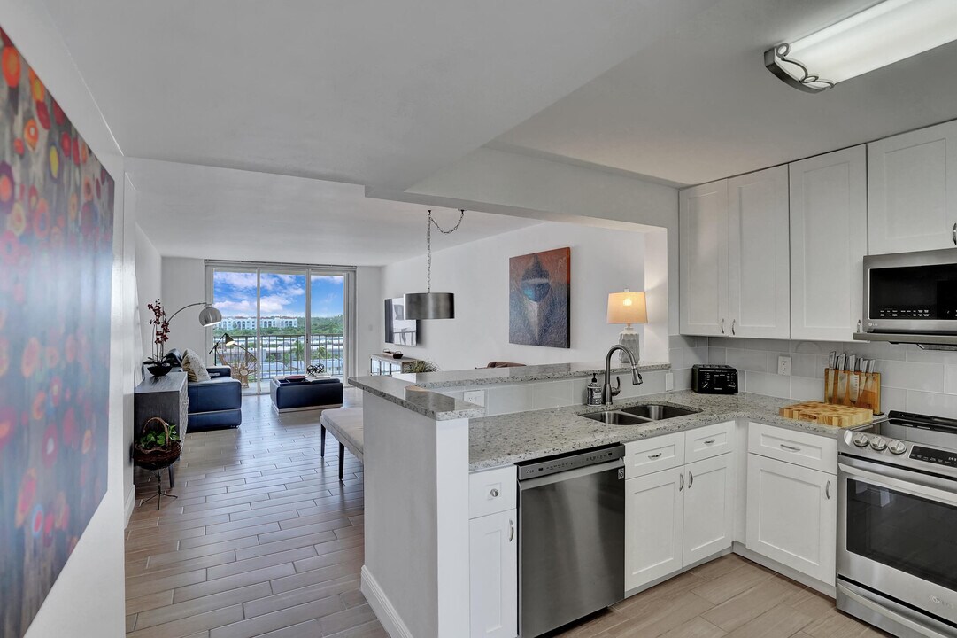 3581 S Ocean Blvd in South Palm Beach, FL - Building Photo