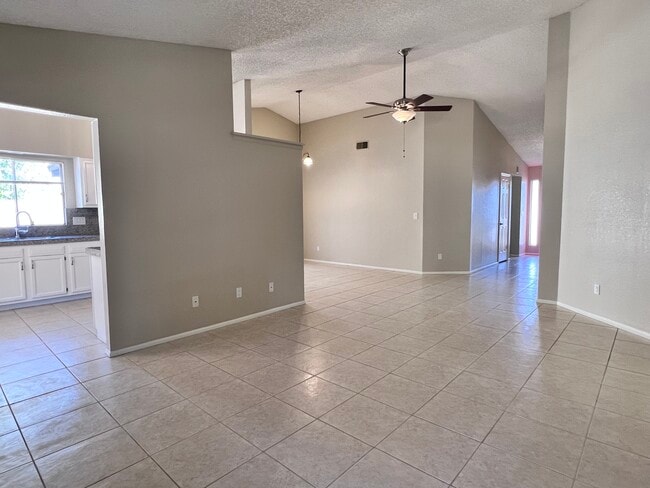 3782 E Acoma Dr in Phoenix, AZ - Foto de edificio - Building Photo