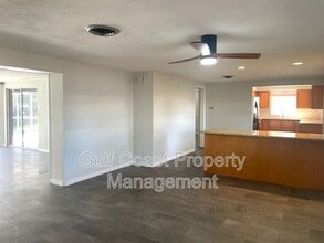 7464 Cass Cir in Sarasota, FL - Building Photo - Building Photo