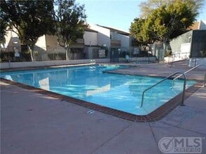 3238 Ashford Street, Unit P in San Diego, CA - Foto de edificio - Building Photo