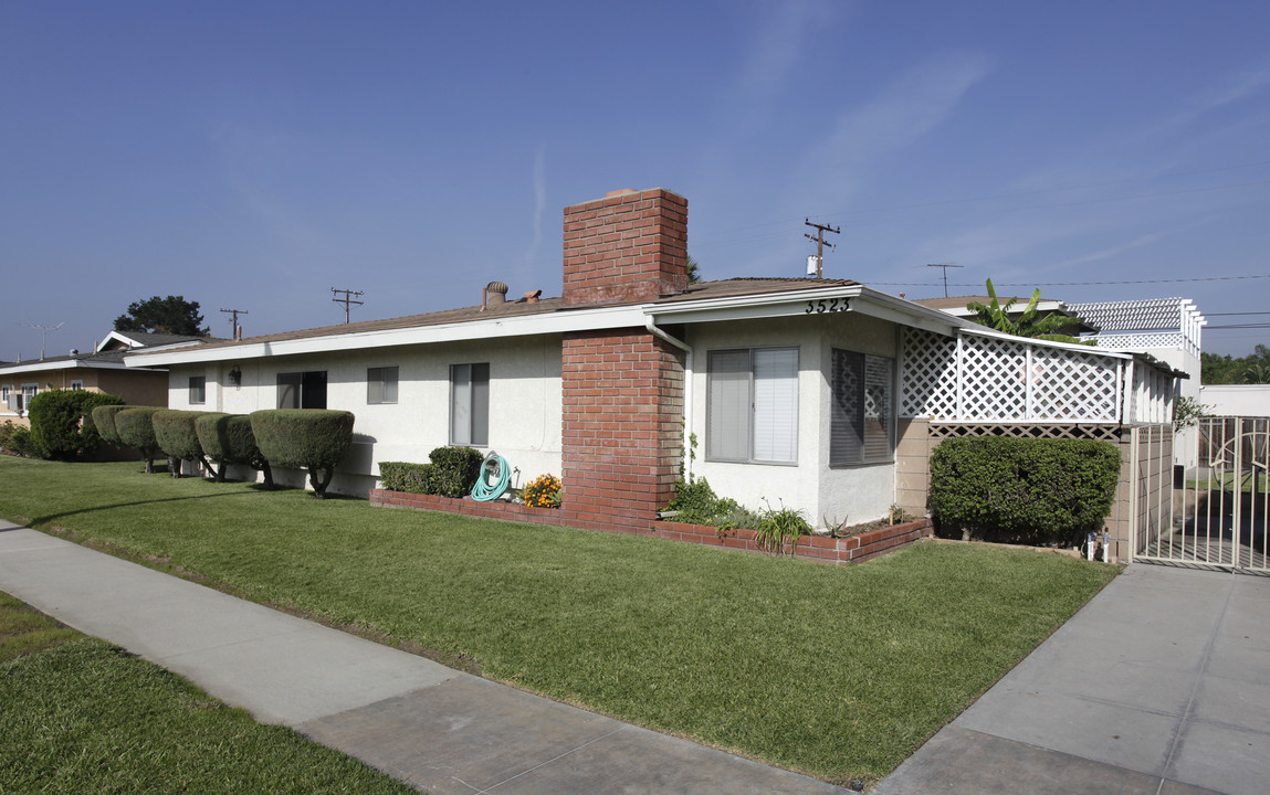 3523 W Mungall Dr in Anaheim, CA - Foto de edificio