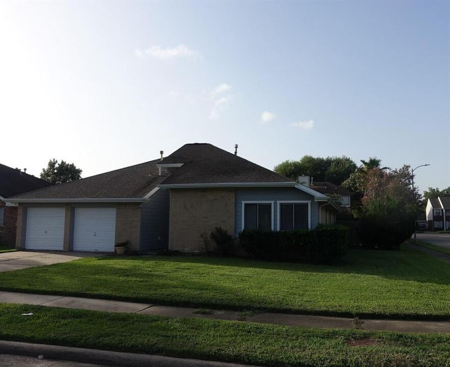 6523 Fairbourne Dr in Pasadena, TX - Building Photo