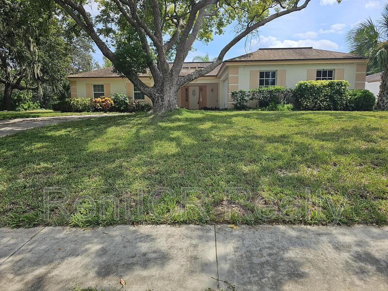 810 Maple Ridge Rd in Palm Harbor, FL - Foto de edificio