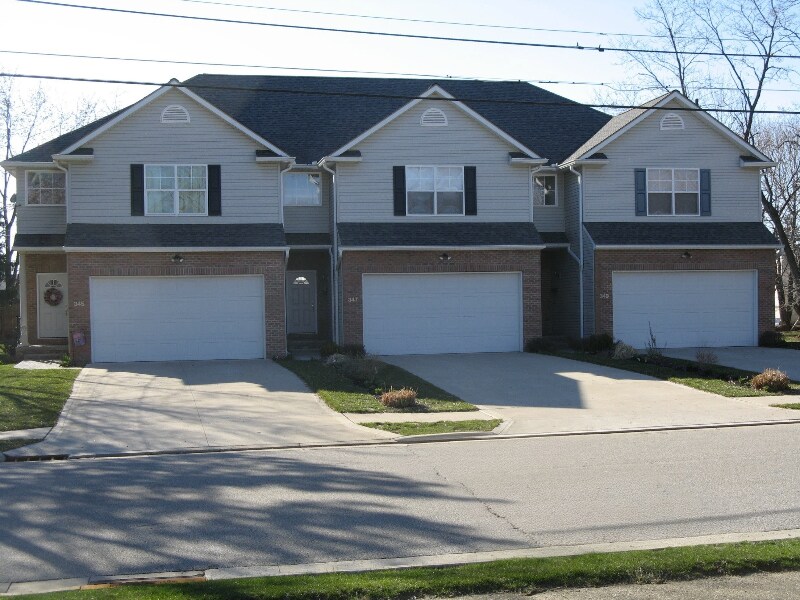 347 Sheraton Dr NW in North Canton, OH - Building Photo