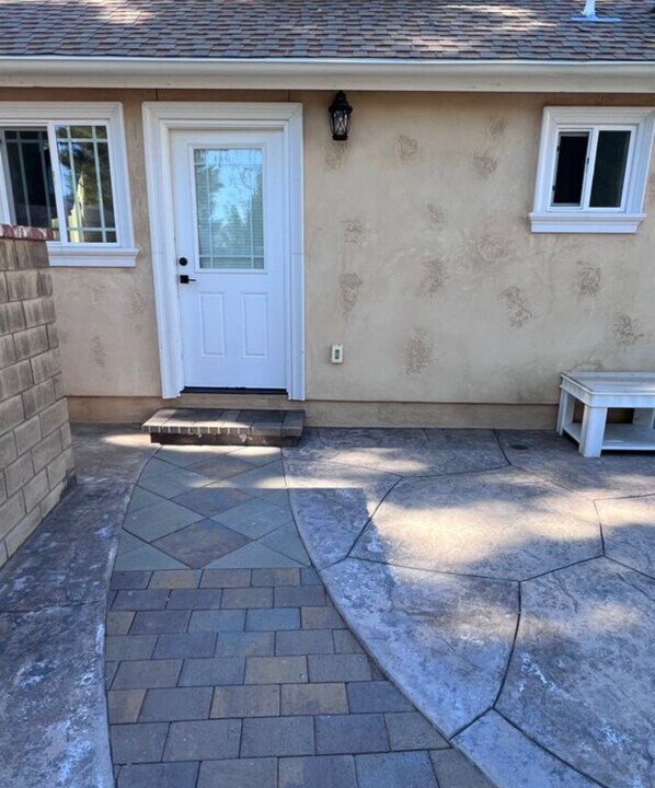 28823 Kenroy Ave in Santa Clarita, CA - Foto de edificio