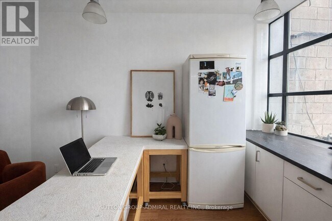 1024 Queen St W in Toronto, ON - Building Photo - Building Photo