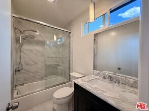 5246 Whitsett Ave in Los Angeles, CA - Building Photo - Building Photo