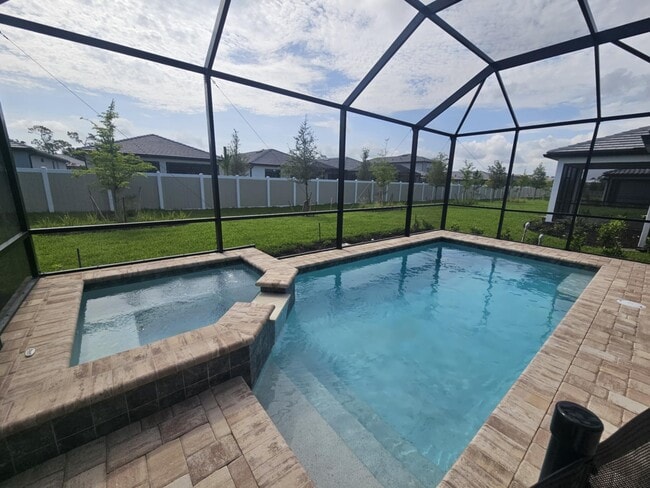 24923 Surf Hvn Ln in Bonita Springs, FL - Building Photo - Building Photo