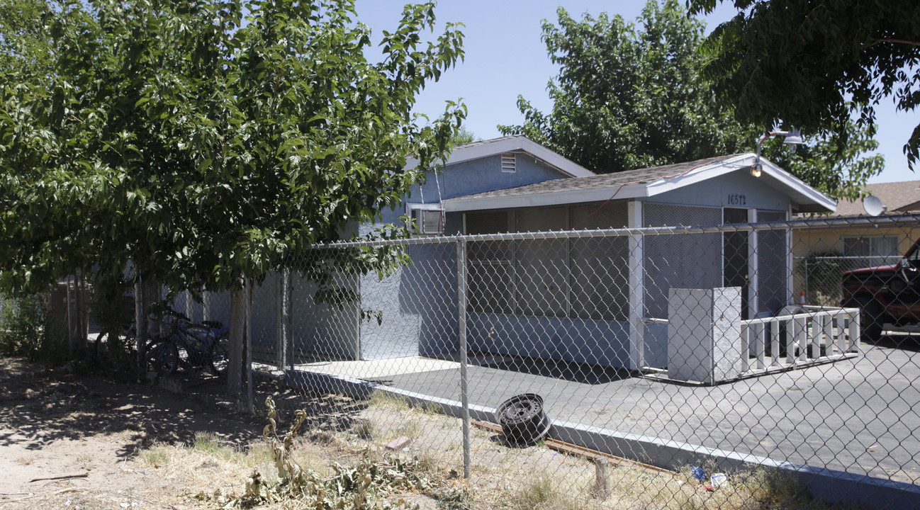 16572 Live Oak Ave in Hesperia, CA - Building Photo