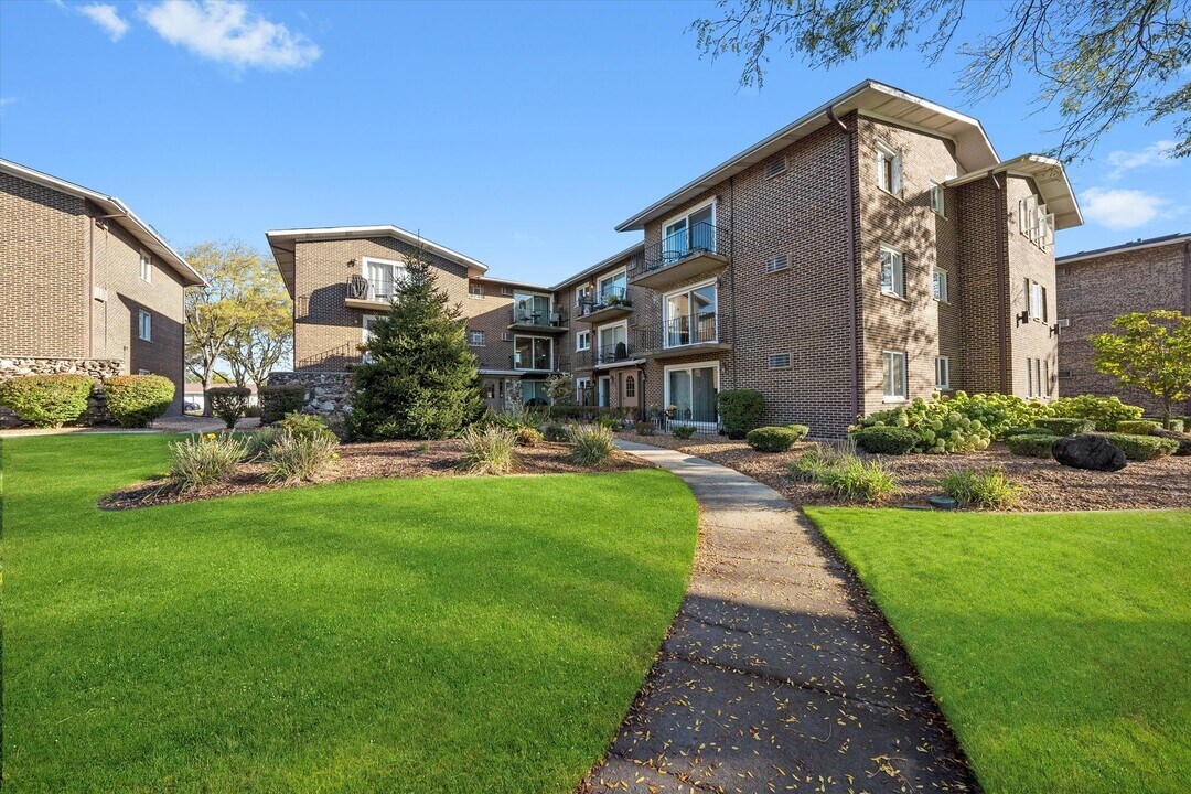 9008 W 140th St in Orland Park, IL - Building Photo