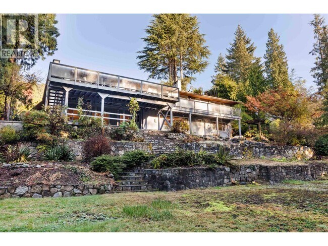 3062 Spencer Dr in West Vancouver, BC - Building Photo - Building Photo