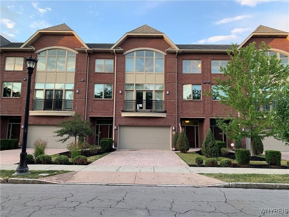41 Ojibwa Cir in Buffalo, NY - Building Photo