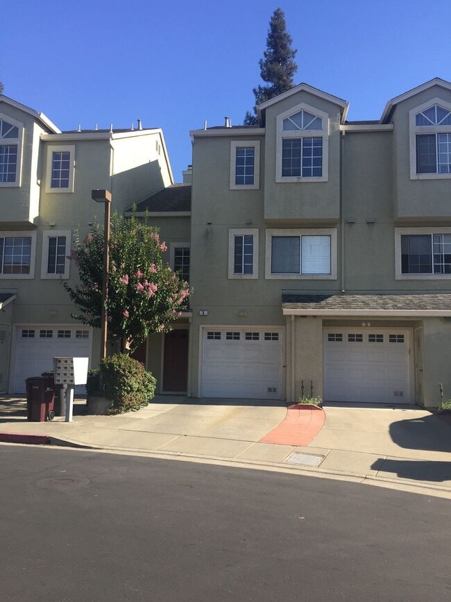 property at 5 Crystal Gate Common