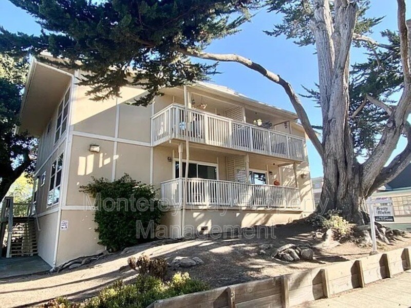 420 Lighthouse Ave in Pacific Grove, CA - Foto de edificio