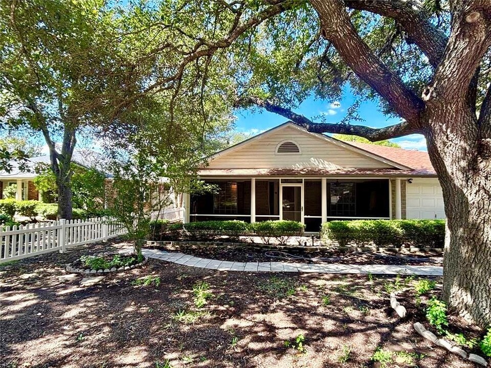 1300 Leah Ln in Round Rock, TX - Building Photo